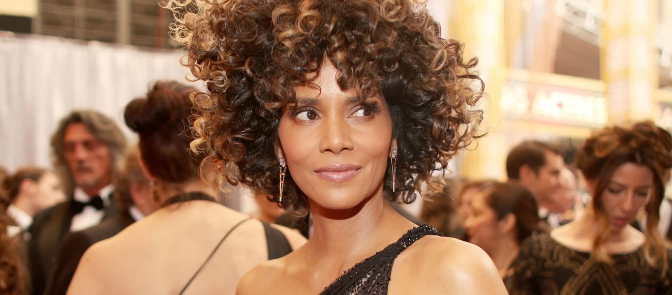 H Halle Berry ποζάρει με «καυτό» φόρεμα και βάζει «φωτιά» στο Instagram (φωτο)